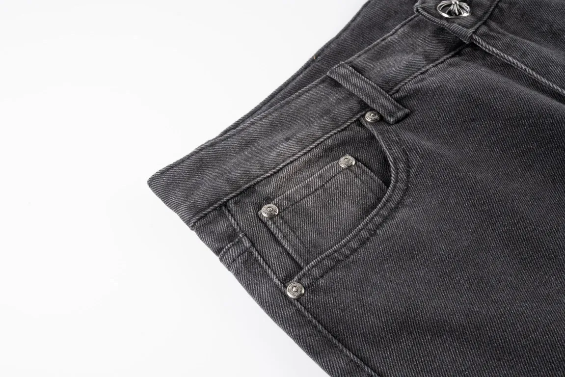 P220 Top version (black pants and blue leather) Top version Chrome Hearts jeans with leather jeans. As we all know, chromehearts jeans use vintage Levis jeans as the base for creation. They usually add their own unique silver buckles and silver ornaments, plus leather embellishments. This is what doubles the value of these vintage jeans, because the base is Vintage jeans, jeans themselves have become very soft and comfortable after years of baptism, which can be distinguished from ordinary jeans. You should also refer to the pants data for size. Style number: 1850# Color: black pants blue leather Size: 28 30 32 34 36 28 Waist 86 Hips 100 Pants length 102 30 Waist 90 Hips 104 Pants length 104 32 Waist 94 Hips 108, pants length 106 34, waist 98, hips 112, pants length 110 36, waist 102, hips 116, pants length 112